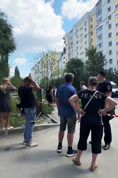 Мощный взрыв уничтожил подъезд многоэтажки в Саратове. Под завалами есть люди. Главные кадры с места трагедии