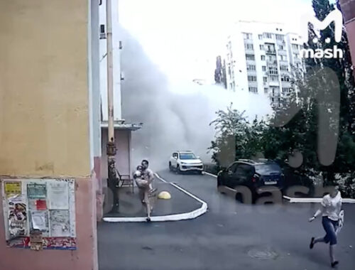 Мощный взрыв уничтожил подъезд многоэтажки в Саратове. Под завалами есть люди. Главные кадры с места трагедии