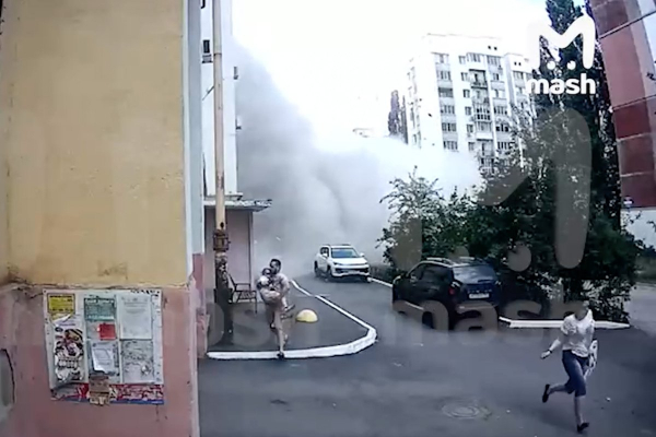 Мощный взрыв уничтожил подъезд многоэтажки в Саратове. Под завалами есть люди. Главные кадры с места трагедии Мощный взрыв уничтожил подъезд многоэтажки в Саратове. Под завалами есть люди. Главные кадры с места трагедии