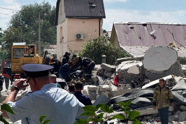 Мощный взрыв уничтожил подъезд многоэтажки в Саратове. Под завалами есть люди. Главные кадры с места трагедии