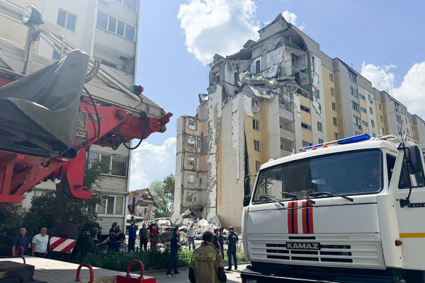 Мощный взрыв уничтожил подъезд многоэтажки в Саратове. Под завалами есть люди. Главные кадры с места трагедии