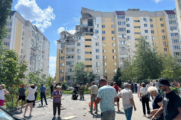 Мощный взрыв уничтожил подъезд многоэтажки в Саратове. Под завалами есть люди. Главные кадры с места трагедии