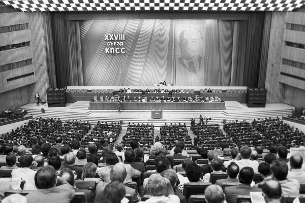 «Позор предателю!» 35 лет последнему съезду КПСС. Как партия билась в агонии перед развалом СССР и что тогда сделал Ельцин?