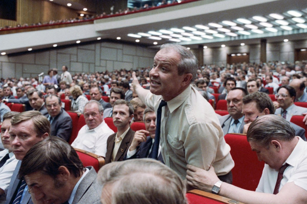 «Позор предателю!» 35 лет последнему съезду КПСС. Как партия билась в агонии перед развалом СССР и что тогда сделал Ельцин?