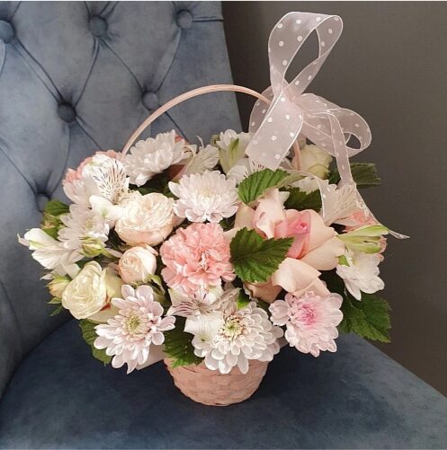 Цветочные композиции в корзине в Сочи: виды, состав и особенности оформления