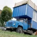 Петербуржец превратил старый грузовик в «дачу на колесах» с террасой на Обводном канале