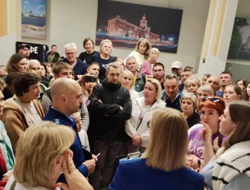 «Са-мо-лет! Са-мо-лет!»: пассажиры устроили бунт в аэропорту Екатеринбурга из-за суточной задержки рейса в Анталью