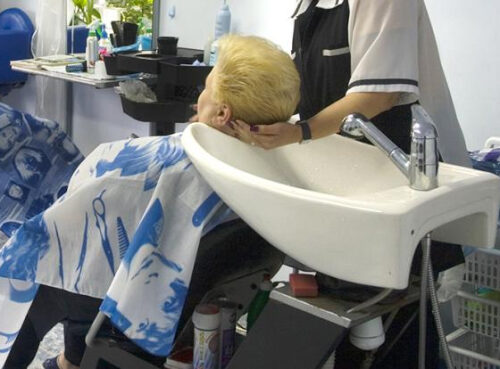 Россиян предупредили о смертельной опасности мытья головы в салоне красоты Россиян предупредили о смертельной опасности мытья головы в салоне красоты