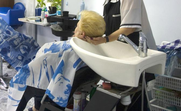 Россиян предупредили о смертельной опасности мытья головы в салоне красоты