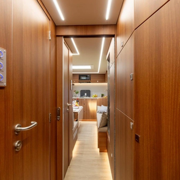 Дом, который проедет везде: нижегородцы превратили шестиколёсный КамАЗ в люксовый автодом