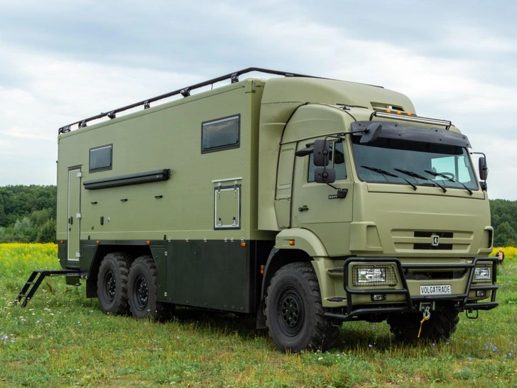 Дом, который проедет везде: нижегородцы превратили шестиколёсный КамАЗ в люксовый автодом