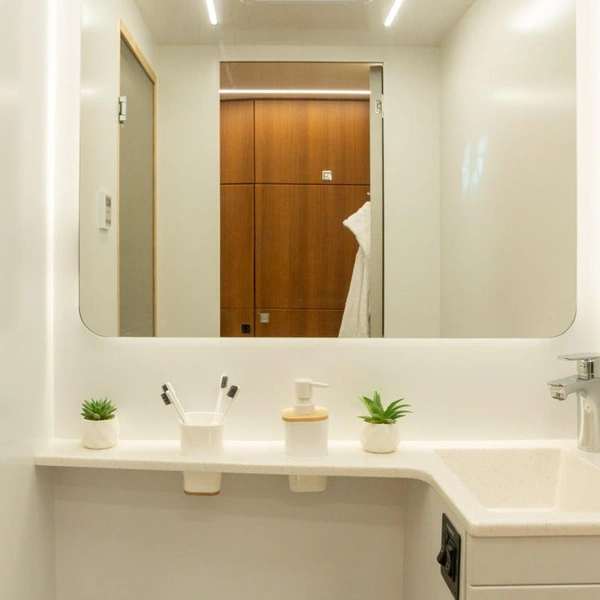 Дом, который проедет везде: нижегородцы превратили шестиколёсный КамАЗ в люксовый автодом