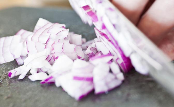 Ученые: Нарезка лука острым ножом препятствует появлению слез