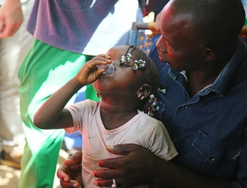 Каждый десятый ребенок умирает, не дожив до пяти лет. Ученые обсуждают массовое распространение антибиотиков в Африке