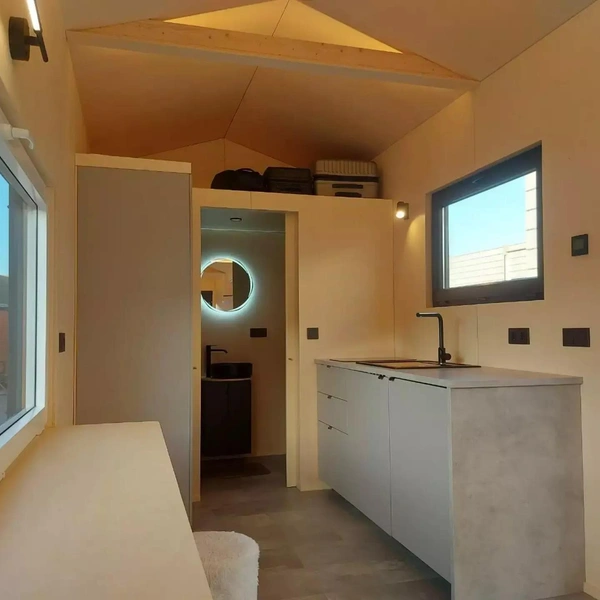 Минимализм плюс практичность: оцените простой дом-прицеп BTH Single, рассчитанный на двоих