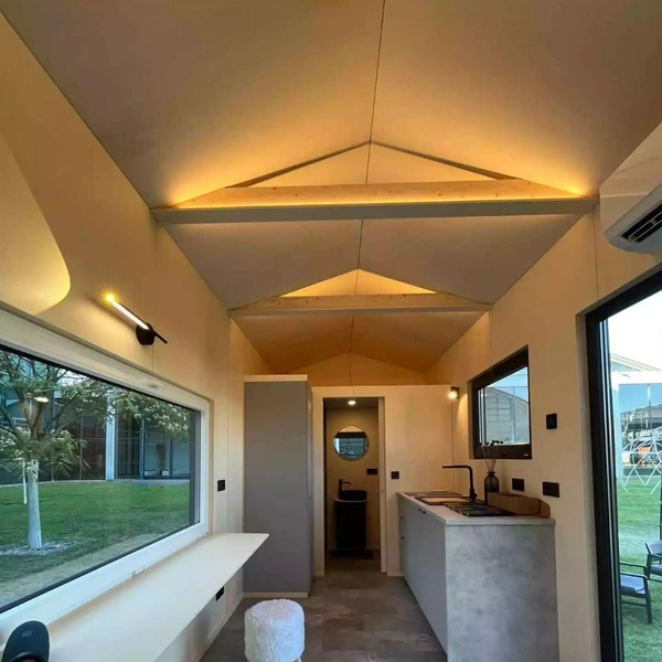 Минимализм плюс практичность: оцените простой дом-прицеп BTH Single, рассчитанный на двоих