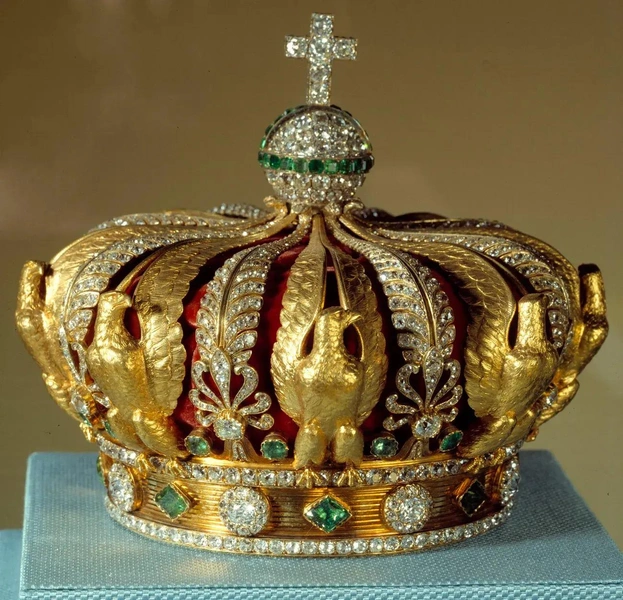 Ограбление века в Париже: из Лувра похитили драгоценности Наполеона