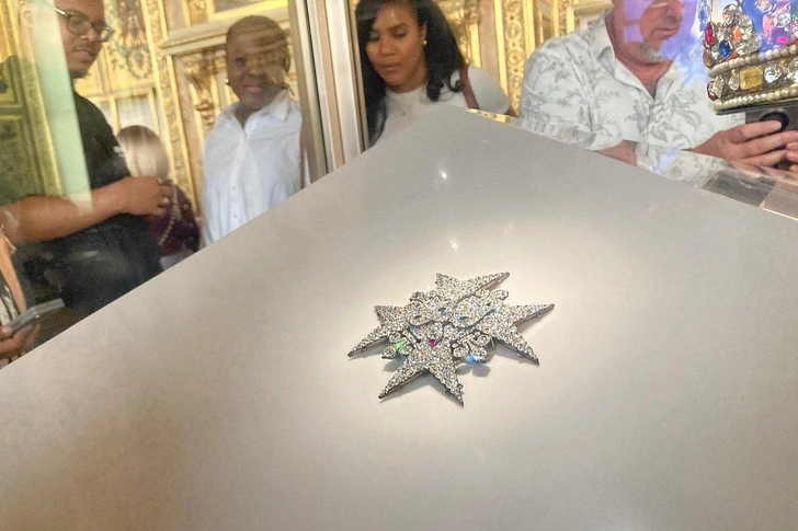 Ограбление века в Париже: из Лувра похитили драгоценности Наполеона