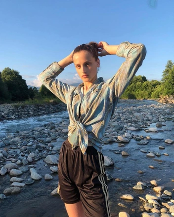 Показ Chanel в Париже открыла девушка из Абхазии Адица Берзения: как она попала в мир высокой моды