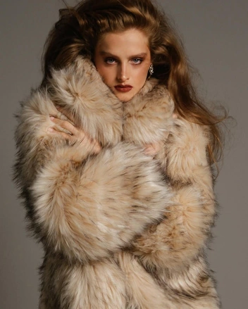 Показ Chanel в Париже открыла девушка из Абхазии Адица Берзения: как она попала в мир высокой моды