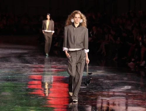 Показ Chanel в Париже открыла девушка из Абхазии Адица Берзения: как она попала в мир высокой моды Показ Chanel в Париже открыла девушка из Абхазии Адица Берзения: как она попала в мир высокой моды