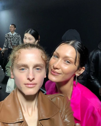 Показ Chanel в Париже открыла девушка из Абхазии Адица Берзения: как она попала в мир высокой моды