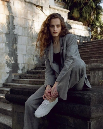 Показ Chanel в Париже открыла девушка из Абхазии Адица Берзения: как она попала в мир высокой моды