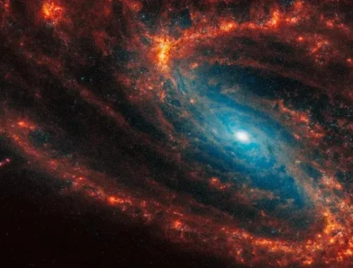 Пронеслась сквозь галактику, навсегда ее изменив? Телескоп «Джеймс Уэбб» нашел необычный след черной дыры