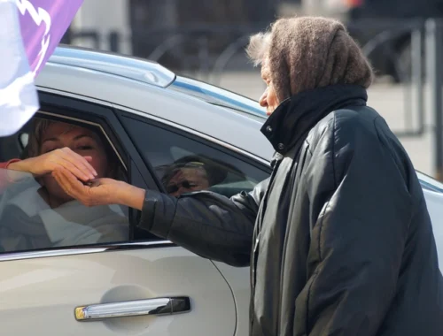 Россияне посчитали бедняками людей с доходами ниже ₽48000 в месяц: итоги исследования