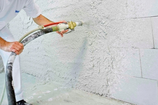 Преимущества механизированной штукатурки стен