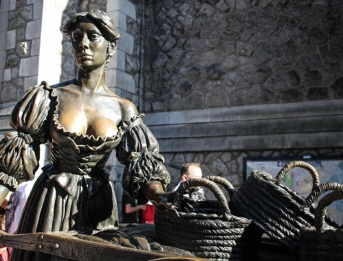 В Дублине закрыли на ремонт статую Молли Малоун: ее окончательно расшатали похотливые туристы