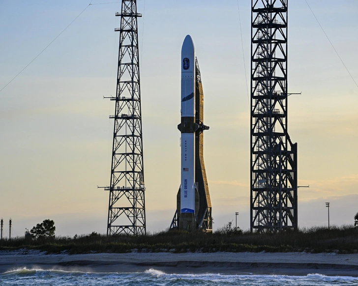 Выкатили ступень: компания Blue Origin готовится ко второму запуску своей сверхтяжелой ракеты-носителя New Glenn