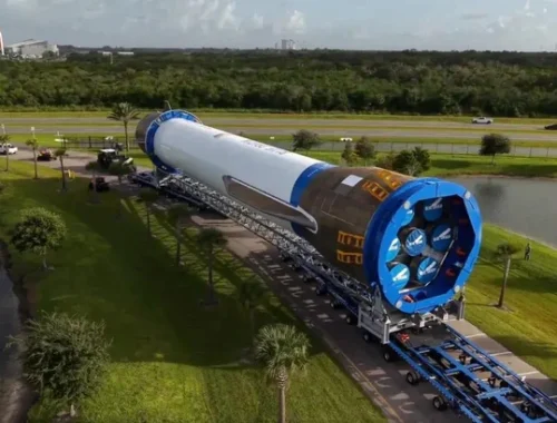 Выкатили ступень: компания Blue Origin готовится ко второму запуску своей сверхтяжелой ракеты-носителя New Glenn