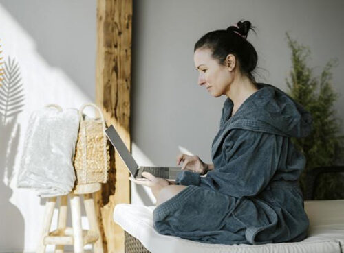 Офтальмолог назвал безопасное время работы за монитором