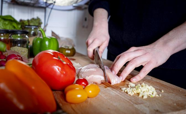 Учёные рассказали о смертельно опасной привычке перед приготовлением еды