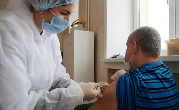 «ВОЗ рекомендует»: Госдума взялась перекраивать календарь прививок для стариков, кто-то уже прибыль считает