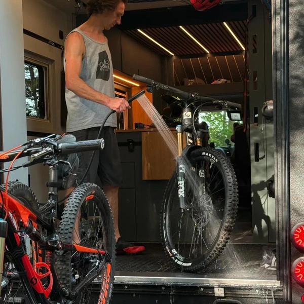 Аскетичный покоритель бездорожья: оцените автодом Epicore Action Van для тех, кто путешествует с велосипедами