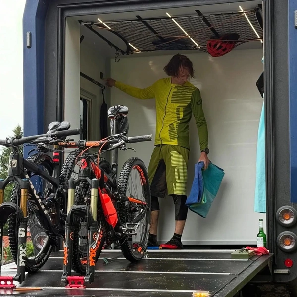 Аскетичный покоритель бездорожья: оцените автодом Epicore Action Van для тех, кто путешествует с велосипедами