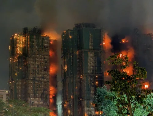 Более 120 погибших, 250 пропавших без вести: в Гонконге третьи сутки тушат самый крупный пожар за 17 лет