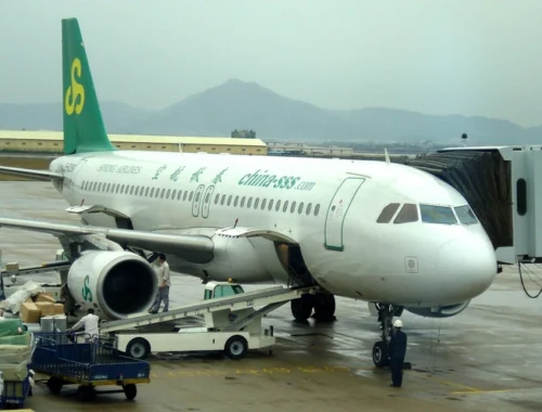 Китайская авиакомпания ищет замужних женщин и матерей на должность «воздушных тетушек» Китайская авиакомпания ищет замужних женщин и матерей на должность «воздушных тетушек»