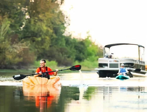 «Не справился бы без поддержки друга». Американец второй год подряд проплыл по реке в лодке из тыквы