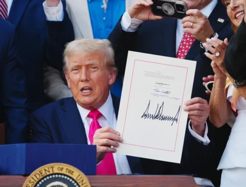 Психолог рассказал, что говорит о Трампе его размашистая подпись Психолог рассказал, что говорит о Трампе его размашистая подпись