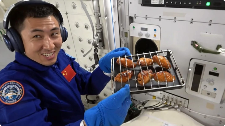 Сейчас вам неизбежно захочется печеной курицы: посмотрите, что приготовили китайцы в космосе (видео)