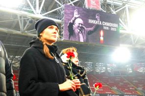 Слезы Семина, хит Синатры на саксофоне, красные и белые цветы: В Москве простились с легендарным футболистом Никитой Симоняном Слезы Семина, хит Синатры на саксофоне, красные и белые цветы: В Москве простились с легендарным футболистом Никитой Симоняном