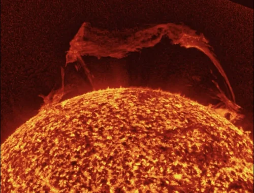 В 80 раз больше Земли: от Солнца оторвался гигантский царь-протуберанец