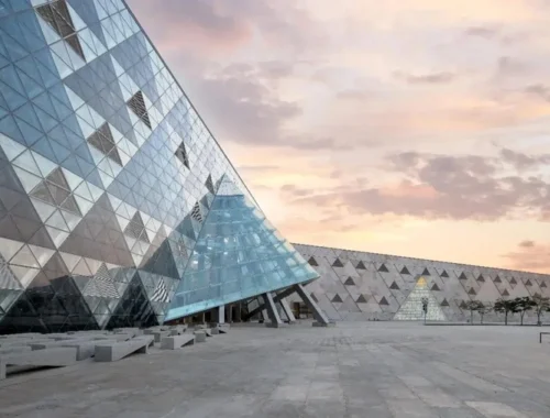 В Египте открылся самый дорогой музей в мире: Великий Египетский музей впервые показал сокровища Тутанхамона В Египте открылся самый дорогой музей в мире: Великий Египетский музей впервые показал сокровища Тутанхамона