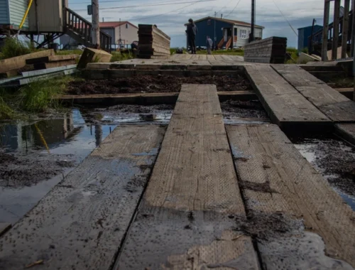 Земля поглощает дома в индейской деревне на Аляске — там «проснулась» вечная мерзлота Земля поглощает дома в индейской деревне на Аляске — там «проснулась» вечная мерзлота