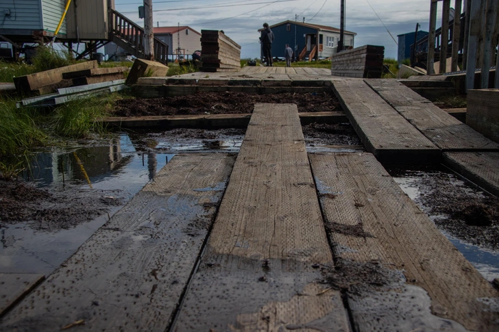 Земля поглощает дома в индейской деревне на Аляске — там «проснулась» вечная мерзлота