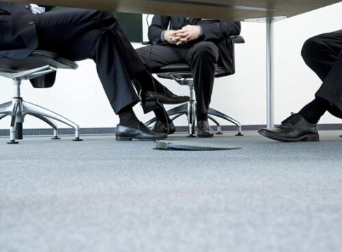 Стало известно, почему некоторые люди трясут ногой за столом