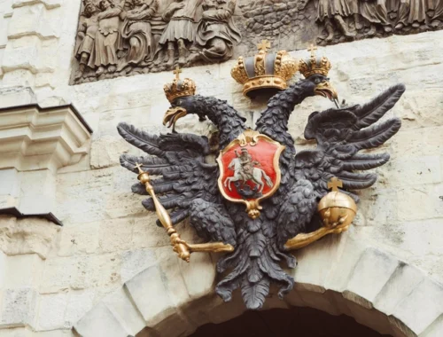 А раньше рисовали как попало: на гербе России официально закрепили четыре важные детали